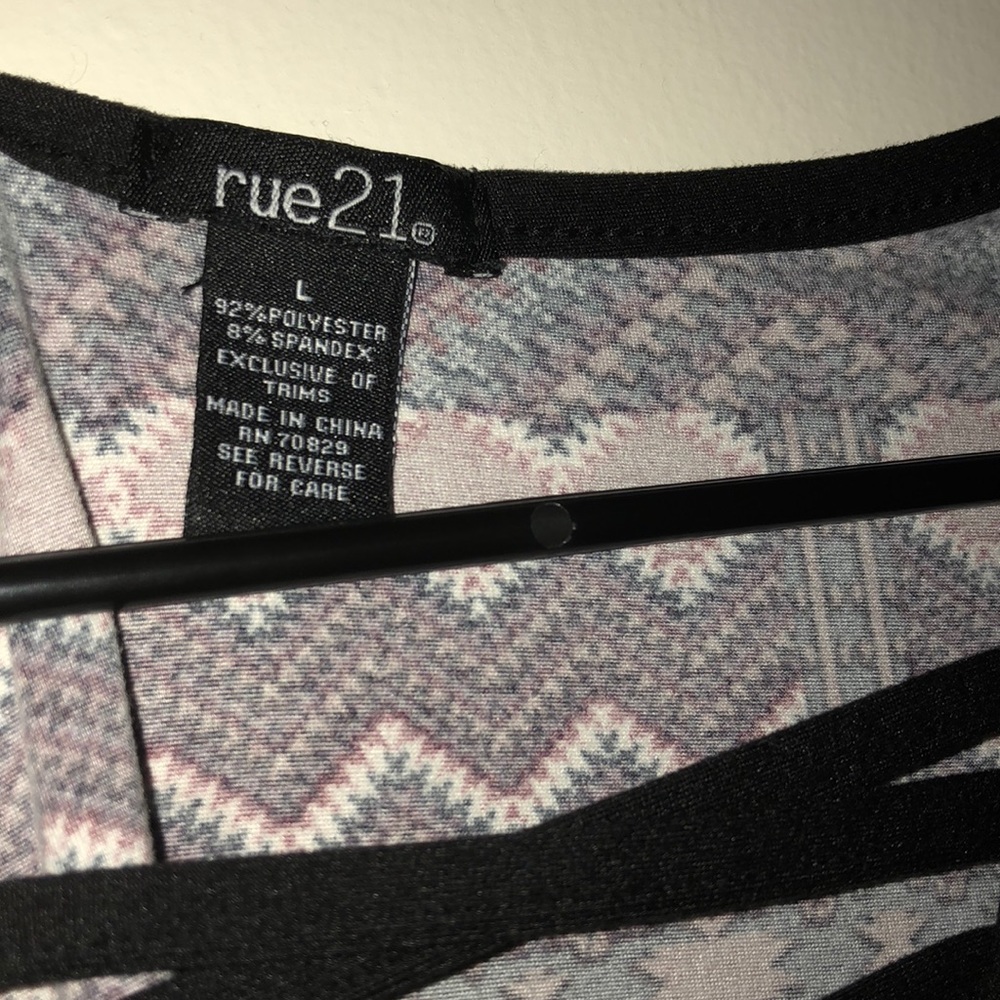 Patterned low cut top - Picture 3 of 4